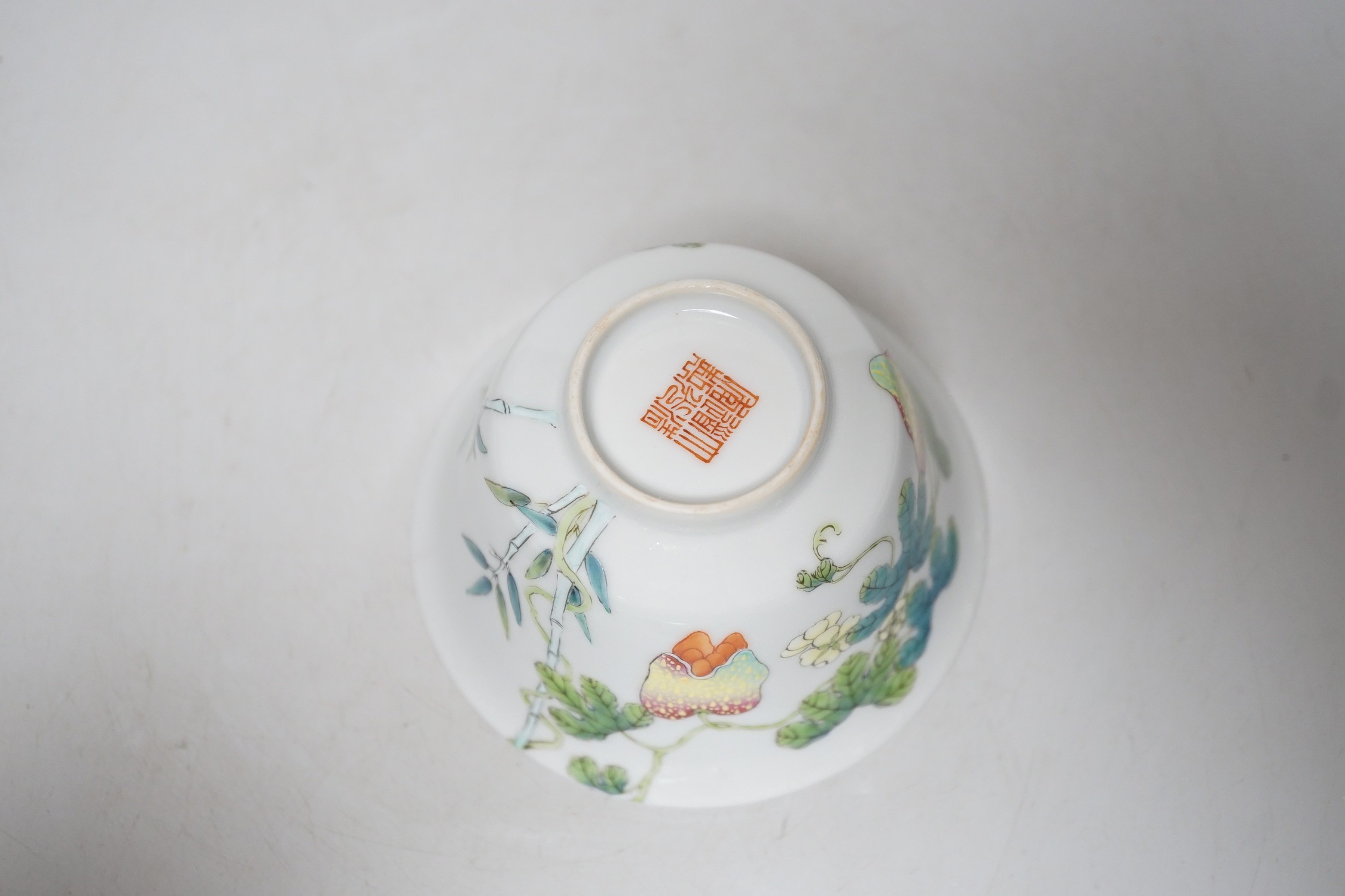 A Chinese famille rose bowl and cover. 9cm tall overall